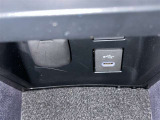 充電用USB端子付き。スマートフォンなどの充電に便利です。