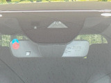 【スマートブレーキサポート】走行中に前方の車両等を認識し、衝突しそうな時は警報とブレーキで衝突回避と被害軽減をアシスト。より安全にドライブをお楽しみいただけます。