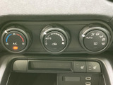 操作しやすいエアコン廻りで、快適な車内環境を保ちます。温度調整や風量調節も簡単に行え、快適なドライブをサポート。季節を問わず快適な空間を実現します。