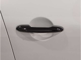 【デザインとの融合】BMWデザイナーが創り出したボディデザインを損なう事のない様に配置とデザインに拘っています。ドアノブについてもBMWの拘りに妥協はありません。