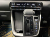 操作しやすいATシフトです♪シフトチェンジを気にしなくていいので運転だけに集中できますね!自然と手に届くところにある、手になじむ形状のシフトノブがいいですね♪