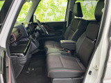 運転席からの視界は良好で、運転に集中できます。シートの形状も工夫されており、長時間の運転でも疲れにくい設計です。