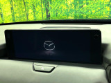 【12.3インチマツダコネクト】車内の雰囲気にマッチした大型ディスプレイ。スマホ接続でのナビ使用やBluetooth再生等、様々な機能が楽しめます。直感的なダイヤル操作が可能で、使い勝手も良好です。