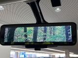 【インテリジェントルームミラー】後席の大きな荷物や同乗者で後方が確認しづらい時でも安心!カメラが撮影した車両後方の映像をルームミラー内に表示。クリアな視界で状況の確認が可能です!