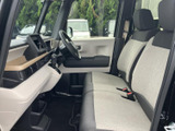 運転席からの視界は良好で、運転操作もスムーズに行えます。洗練された内装デザインは、日常のドライブをより楽しくします。快適な運転環境が整っています。