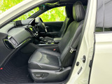 運転しやすいポジションで、快適なドライビングをサポートします。操作性にも優れ、スムーズな運転が可能です。長時間の運転でも疲れにくい設計です。