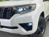 【LEDヘッドライト】悪天候や夜間走行時も良好な視界を確保し安心して運転できる高輝度LEDヘッドライトを装備!点灯速度が早く、消費電力も抑えられています。