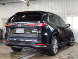 マツダのフラッグシップSUV、CX-80。全長約5mがもたらす伸びやかなプロポーションと、3列シートの快適な空間。路面にしっかりと踏ん張る、ワイド&ローで頼もしいリヤスタイリング。