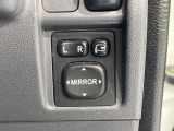 【電動格納ミラー】サイドミラーは電動格納式となっており、狭い駐車場でもキズがつくリスクを抑えられます。