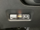 ハンドルの左下にETC2.0がついています。高速道路の料金所の通過も楽々です。 カードの取り出しもしやすい場所についています。