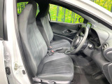 運転席まわりには十分なスペースがあり、大柄な方でもゆったり運転していただける環境です。