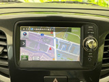 目的地までスムーズに案内してくれるナビゲーションシステム。大きく見やすい画面で、運転に集中しながらも確実なルート案内を受けられます。