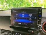 多彩な機能を備え、快適なドライブをサポート。CDやラジオ、Bluetooth接続で、お好みの音楽を楽しめます。TV機能も搭載し、停車中には動画鑑賞も可能です。