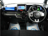 運転にかかわる様々な操作を安全に行えるように視点移動が少なく、操作性に配慮されたスイッチ類が凝縮されたコクピットです。