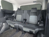 便利な5:5分割可倒式シートです。収納と乗車人数のバランスに優れています♪荷物の大きさに応じたラゲージスペースをフレキシブルに作り出せるので、シーンに応じた使い方ができます♪