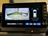 リバースギアに入れるだけで後方の表示へ切り替わります。夜間や雨の日の駐車も楽になりますよ。