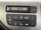 【オートエアコン】一度お好みの温度に設定すれば、車内の温度を検知し風量や温度を自動で調整。暑い&hellip;寒い&hellip;と何度もスイッチ操作をする必要はありません。快適な車内空間には必須の機能ですね♪