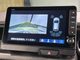 リバースギアに入れるだけで後方の表示へ切り替わります。夜間や雨の日の駐車も楽になりますよ。