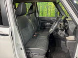 運転席まわりには十分なスペースがあり、大柄な方でもゆったり運転していただける環境です。