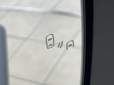 【ブラインドスポットモニター】走行中、ドアミラーの死角になりやすい箇所に後続車が接近するとサイドミラー付近に警告を表示、ドライバーに注意喚起をしてくれます。