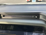 CD/DVD再生にも対応しており、長距離ドライブをより快適にします。お気に入りの音楽や映像で、移動時間を楽しく過ごせます。