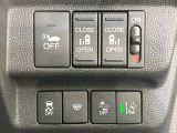 【両側パワースライドドア】スマートキーや運転席のスイッチで後席両側スライドドアの開閉が可能♪電動だから力を入れてドアを開ける必要が無く、小さなお子様でも簡単に開け閉めでき快適です♪