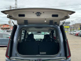 セレナ自慢の、ガラスハッチ。奥行きの狭い駐車場でも、荷物の出し入れが可能です!