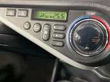 【オートエアコン】一度お好みの温度に設定すれば、車内の温度を検知し風量や温度を自動で調整。暑い&hellip;寒い&hellip;と何度もスイッチ操作をする必要はありません。快適な車内空間には必須の機能ですね♪