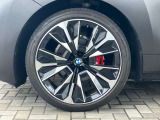 迫力の23インチアルミホイールも限定車の魅力です!スポーティーなデザインも人気のホイールです!当然ですが、タイヤの山も十分ございます!