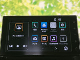 見やすいオーディオ画面で、快適なドライブをサポートします。スマートフォンとの連携も可能で、様々な機能を楽しめます。