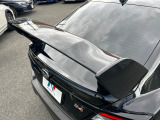 【大型リヤスポイラー】スポーツカーらしさがグッと引き立つ大型リヤスポイラーを装着♪高速走行時のスタビリティ(走行安定性)向上に役立ちます。