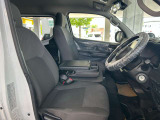 運転席も広々していて乗り心地が良い!視界も良く、車両感覚もつかみやすいため、狭い道でも安心です!