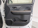 運転席ドア内張はご覧の通り。ドアポケットの収納もバッチリです