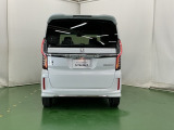 後席の窓には外から車内が見えにくくなるプライバシーガラスを採用。周りを気にせずリラックスして過ごせます