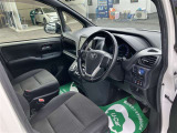 高いホールド性で運転姿勢が安定します。長距離ドライブでも疲れにくいのが魅力です。快適なドライビングライフをお送りください♪