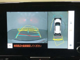 《パノラミックビューモニター(床下透過表示機能付)》クルマを上から見たような画像をディスプレイに表示し、運転席から確認しにくい箇所も確認できます。車両直下及びタイヤ付近のアンダーフロアの確認も可能です