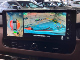【マルチアラウンドモニター】専用のカメラにより、上から見下ろしたような視点で360度クルマの周囲を確認することができます☆死角部分も確認しやすく、狭い場所での切り返しや駐車もスムーズに行えます。