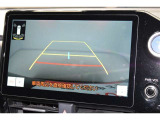 【バックガイドモニター】ガイド線が出るので、進行方向の予測がつきやすく駐車しやすいです!運転初心者のみならず、熟練者にも嬉しい装備ですよね♪