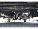 車両後方からの下回りです。マフラー防錆塗装や下回り防錆施工等も可能でございます。