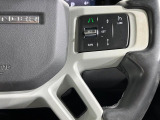 アダプティブ・クルーズ・コントロールは、前方の車と安全な距離を保ちながら、自動で加減速してついていく機能です。渋滞や高速道路でアクセルとブレーキの操作が減るため、運転の疲れを大幅に軽減します