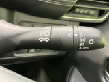 握りやすいステアリングは、運転操作をスムーズに行えます。操作性も良く、運転中の疲労を軽減し、快適なドライビングを実現します。