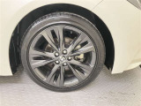 純正のアルミホイール装着。タイヤサイズは215/45R17
