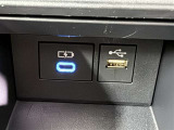 充電用USB端子付き。スマートフォンなどの充電に便利です。