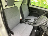 シンプルなデザインながらも、ゆったりと座れるシート。長時間の運転でも疲れにくい工夫が施されています。落ち着いた色合いで、車内空間を演出します。