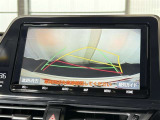 【バックガイドモニター】車両後方の映像をナビ画面に表示し、駐車などの後退操作をサポートします。