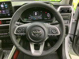 握りやすいステアリングは、運転操作をスムーズにします。オーディオやハンズフリー通話などの操作も簡単にできるので、安全運転をサポートします。