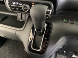 CVT車のセレクトレバーです。低速から高速まで、変速ショックのないスムーズな走りを実現するとともに、エンジン効率のよい領域を維持することで燃費にも貢献します。