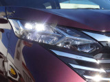 【LEDヘッドライト】悪天候や夜間走行時も良好な視界を確保し安心して運転できる高輝度LEDヘッドライトを装備!点灯速度が早く、消費電力も抑えられています。
