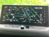 見やすい地図表示で、目的地までスムーズに案内。渋滞情報もリアルタイムで確認できます。運転をより安全に、より快適にします。
