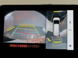 パノラミックビューモニター付きです。車両を上から見たような映像をモニター画面に表示。運転席からの目視では見にくい、車両周辺の状況をリアルタイムでしっかり確認できます。